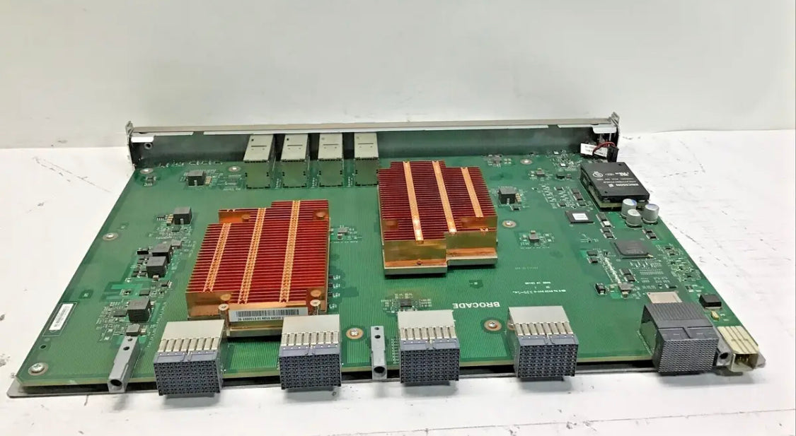 Brocade CR32-4 X6-4 Blade mit 8 4x32Gb/s QSFP+ Ports.