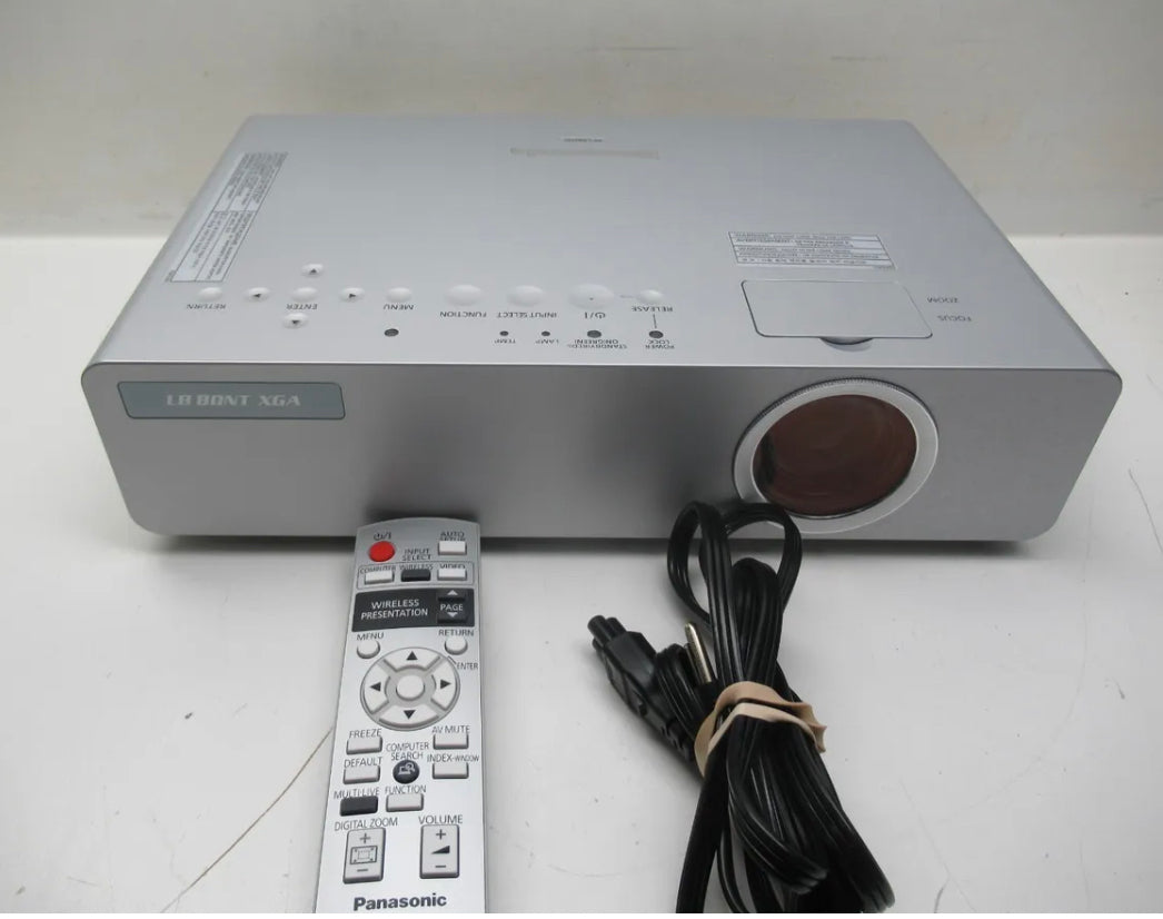 Panasonic PT-LB80NTU 3LCD-Projektor 3200 mit Netzkabel, Fernbedienung und schwarzer Tasche