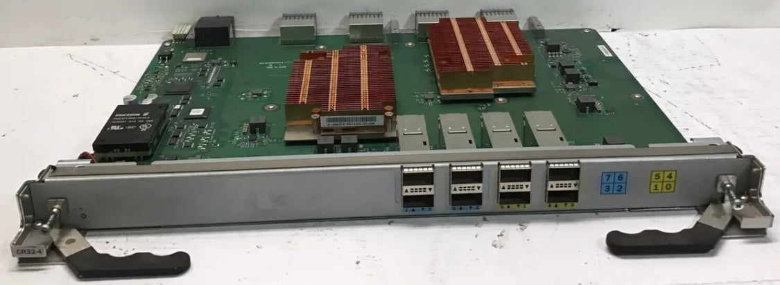 Brocade CR32-4 X6-4 Blade mit 8 4x32Gb/s QSFP+ Ports.