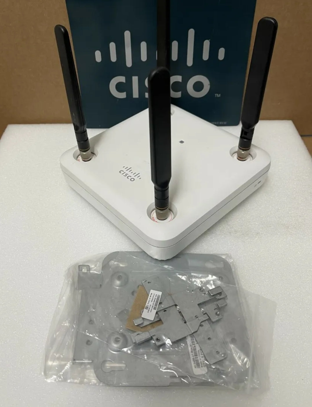 CISCO AIR-AP1852E-B-K9 Aironet 1850 Series Access Point W/Antennas